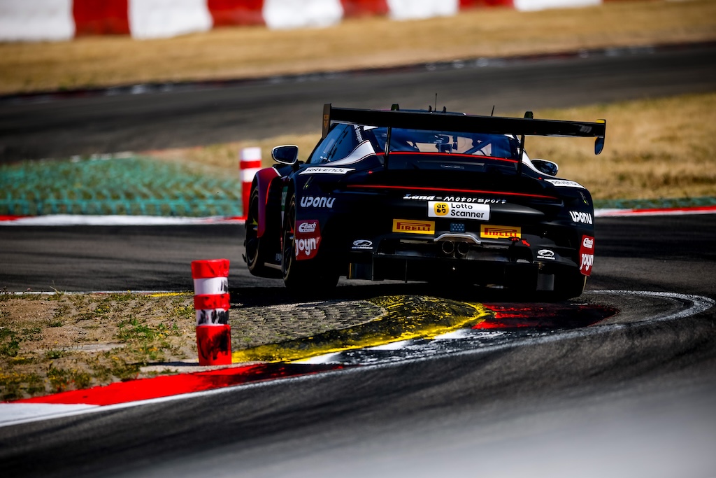 Bastian Buus leverede stærke comebacks på Nürburgring.
(Foto: Land-Motorsport)